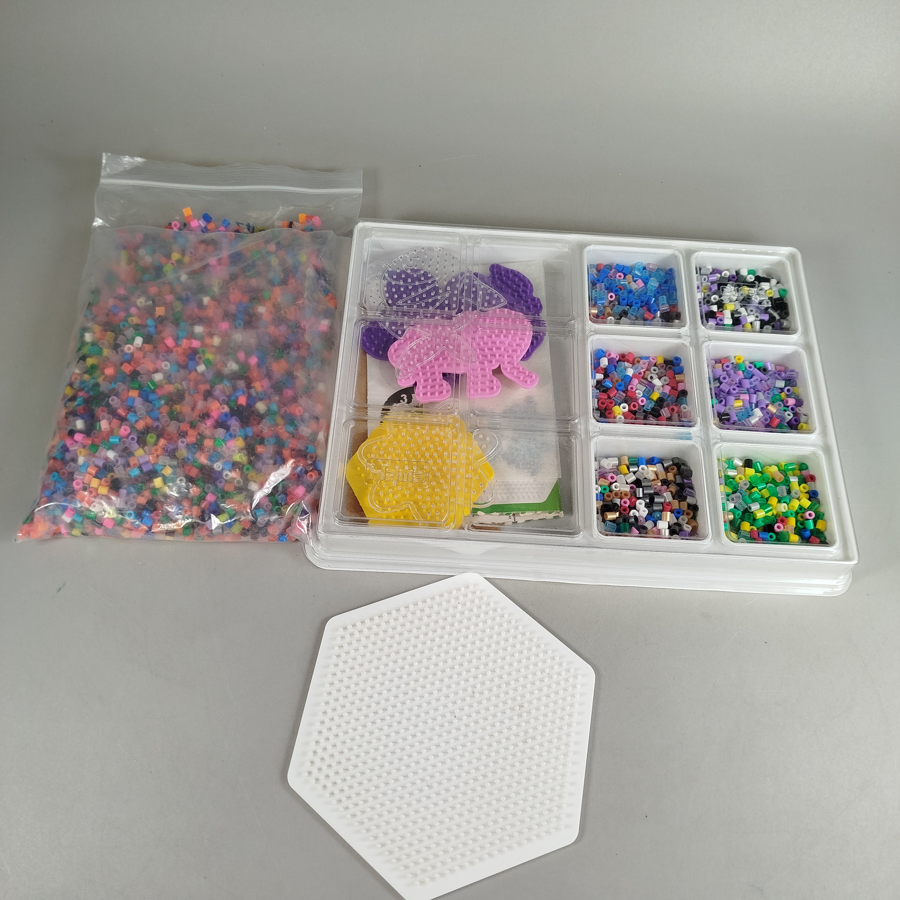 Bügelperlen Set – farbenfrohes Bastelset mit Steckplatten